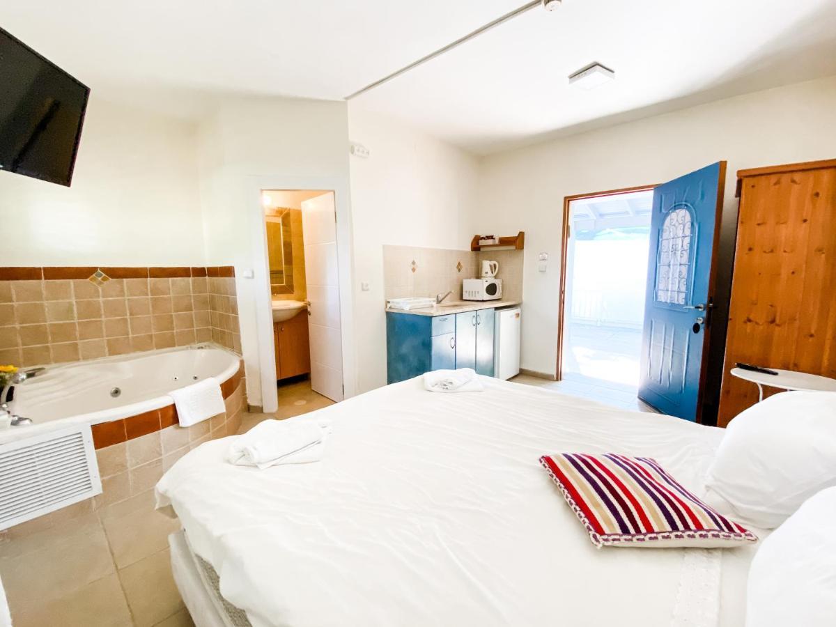 Etzel Tami Hospitality Hotel Neot Golan Exterior foto